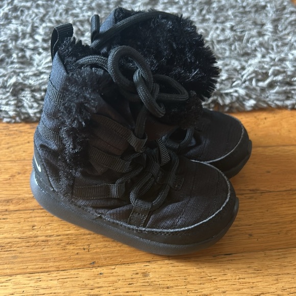 NIKE Roshe Run Hi Black Faux Fur Lined Lace-Up Boots Velcro Size 6C - Picture 2 of 8